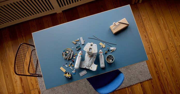 Lego-Star-Trek-Gear-10356_Lifestyle_Build_01.jpg