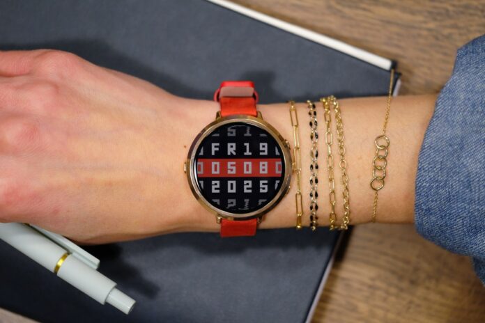 pr2-rose-gold-onwrist2.jpg